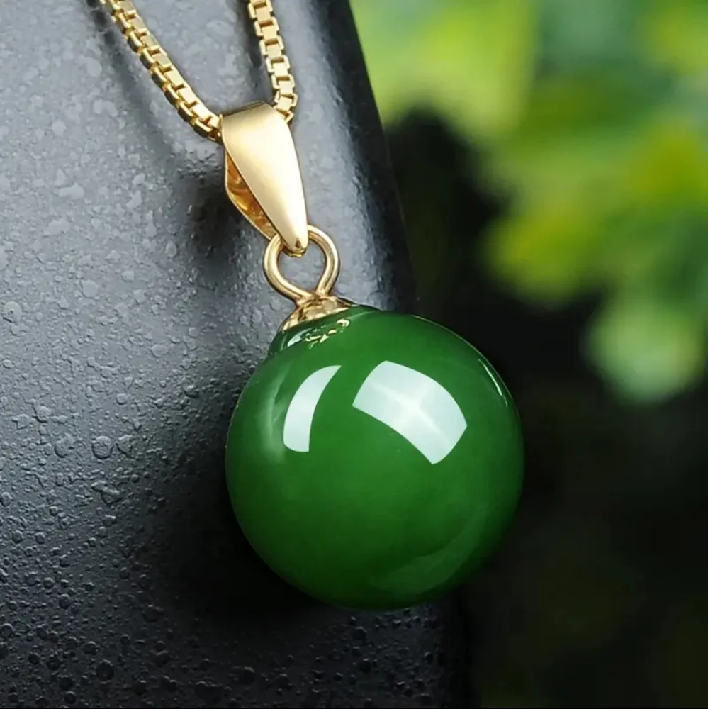 GREEN JADE CRYSTAL PURITY PENDANT NECKLACE.
